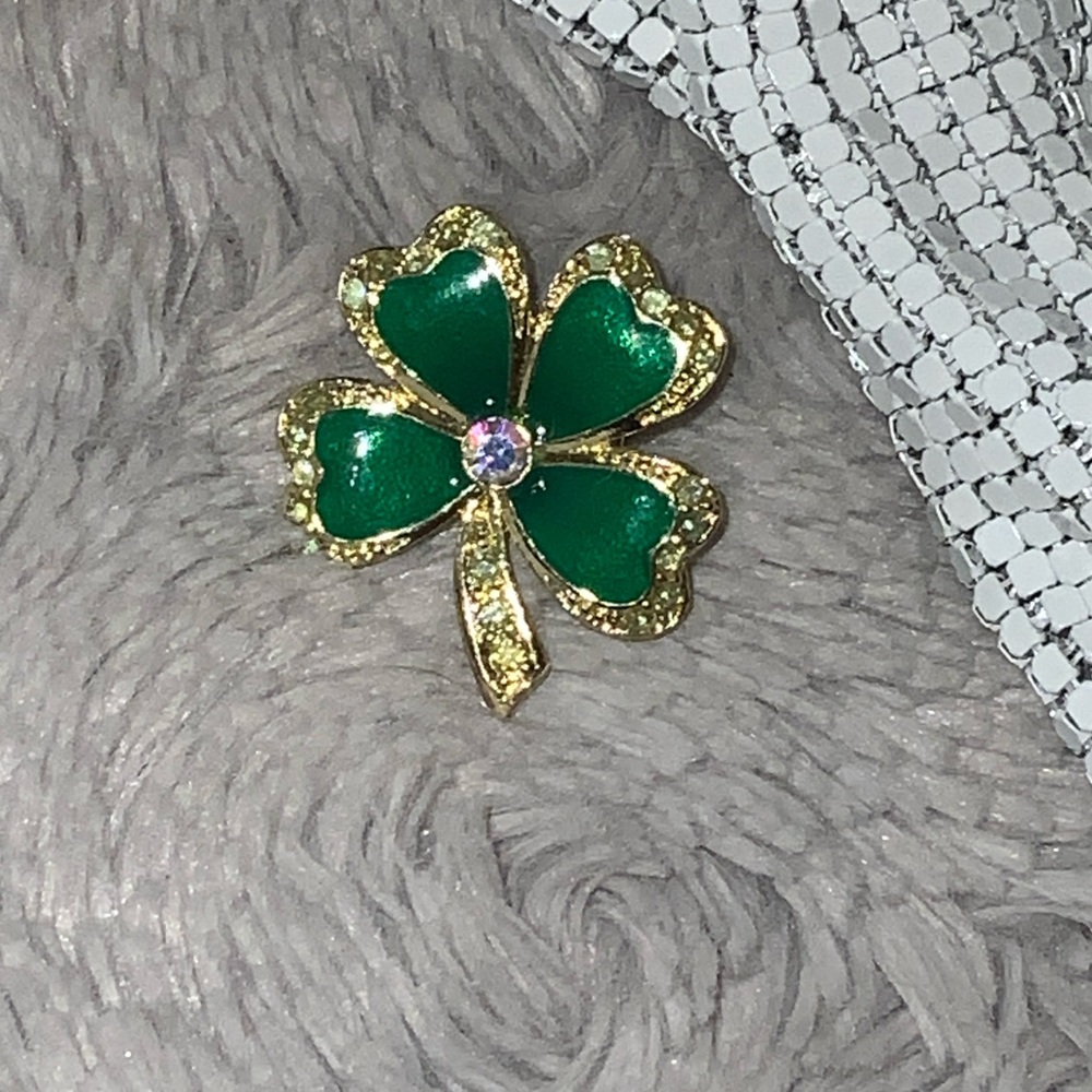 3$🤩Elegant Green and Gold Clover Brooch